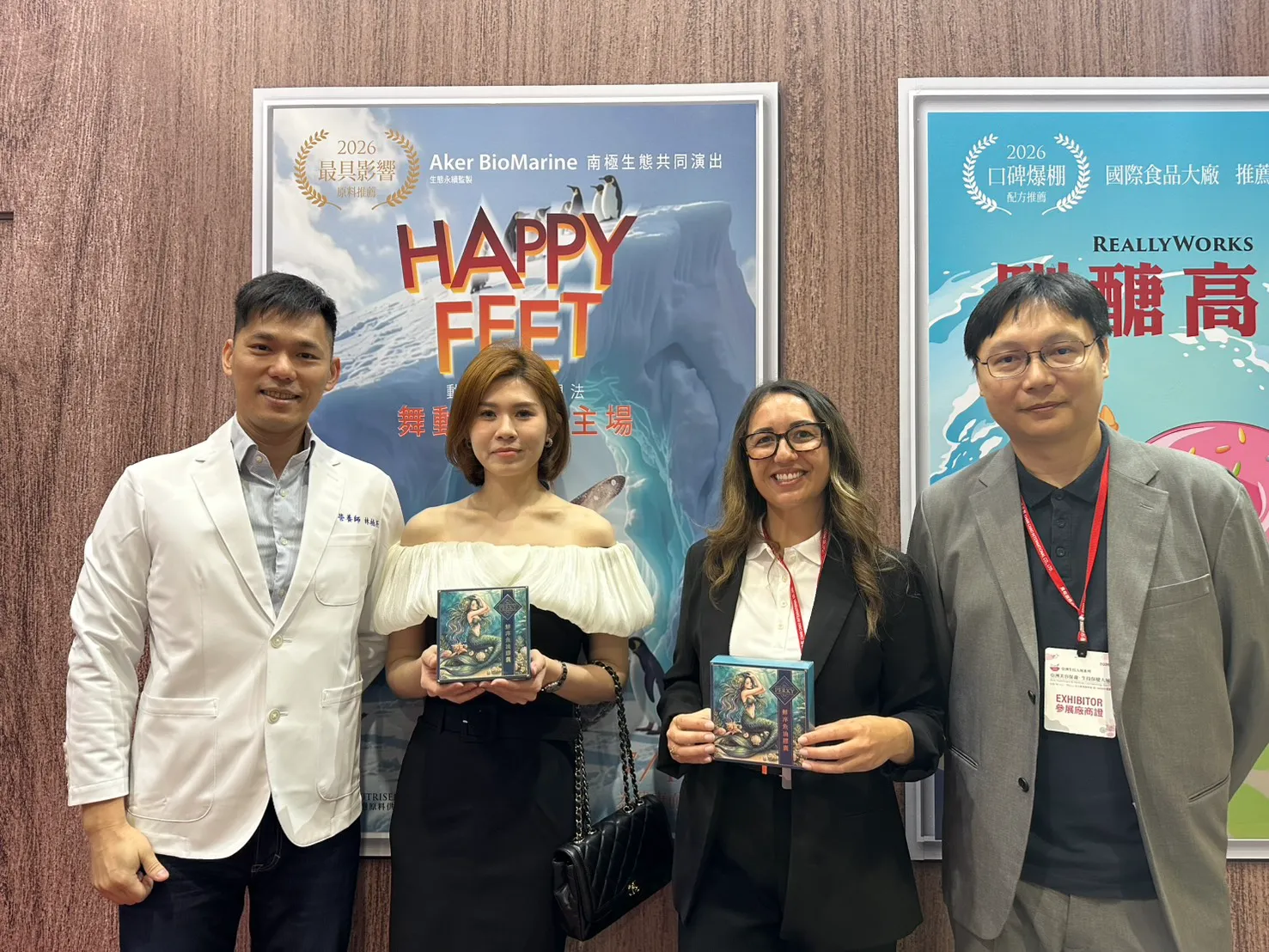營養師柏辰與共同創辦人Mei 與Aker Biomarine 區域行銷經理Hannah McCall(右二)及台灣區銷售處長Jimmy Hsieh(右一)合影留念。