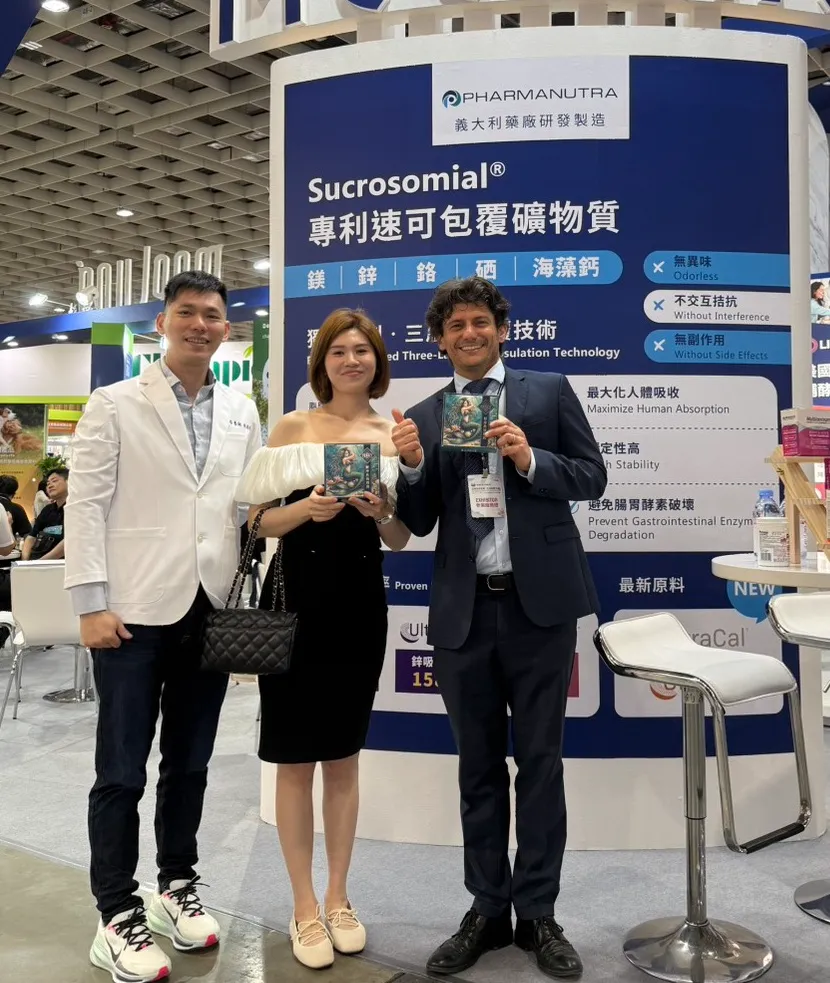 營養師柏辰與共同創辦人Mei 與PharmaNutra S.p.A Lorenzo Ligabue合影留念
