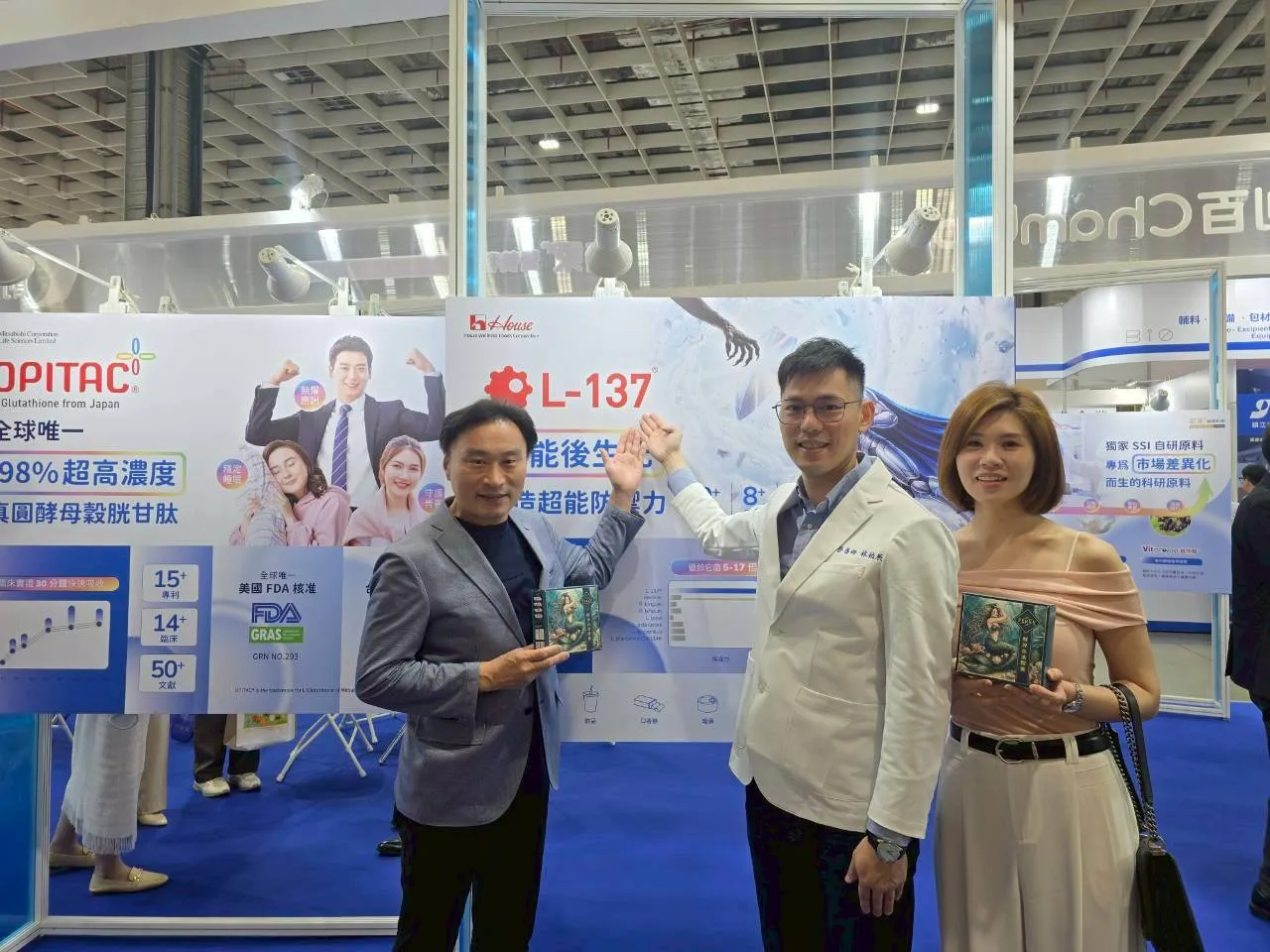 營養師柏辰與共同創辦人Mei 與日本好侍食品集團（House Foods Group）機能食品單位 總經理Takeshi Endo合影留念