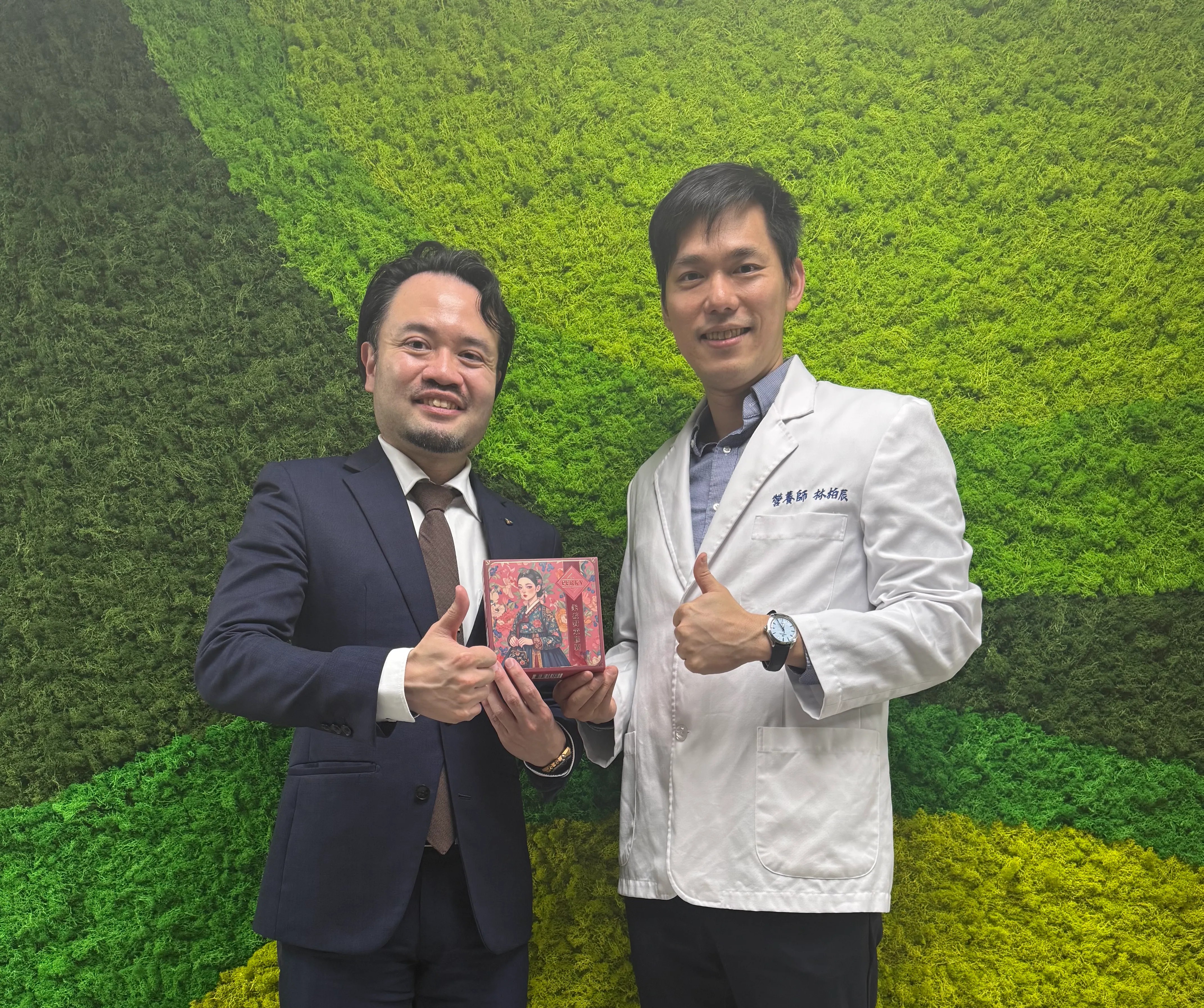 營養師柏辰與TOKIWA日本常磐植物化學株式會社合作，並與國際事業部經理 Dr. Carson 合影